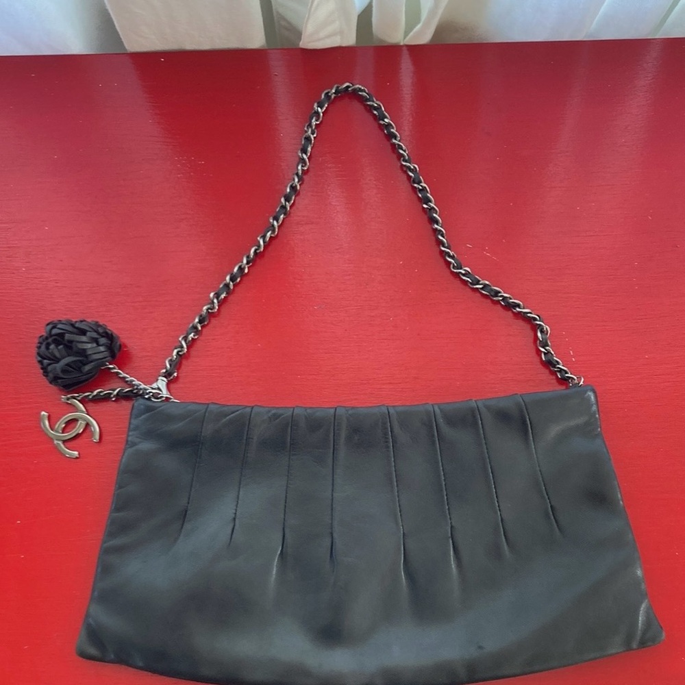 Celebrity Stylist Archive | Vintage Chanel Classic Black Lambskin Clutch 2002 - Picture 4 of 9